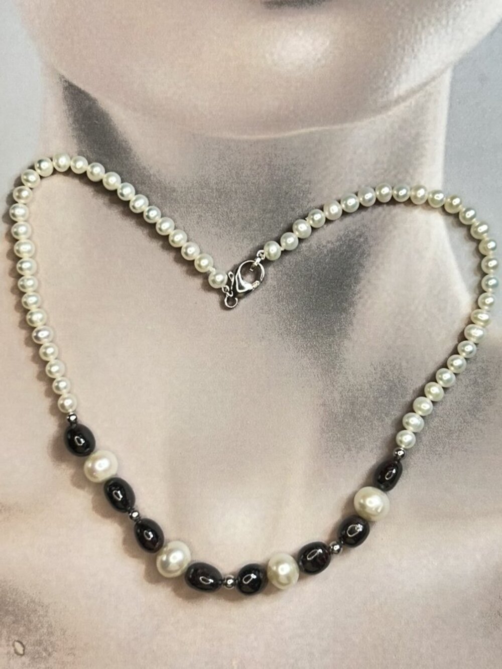 Freshwater Pearl and Black Onyx Gemstone Necklace.
